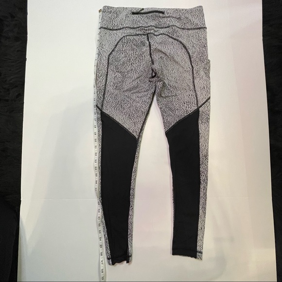 Lululemon Speed Tight V
Power Luxtreme Spray Jacquard White Black/Black Size 10 - Picture 10 of 15